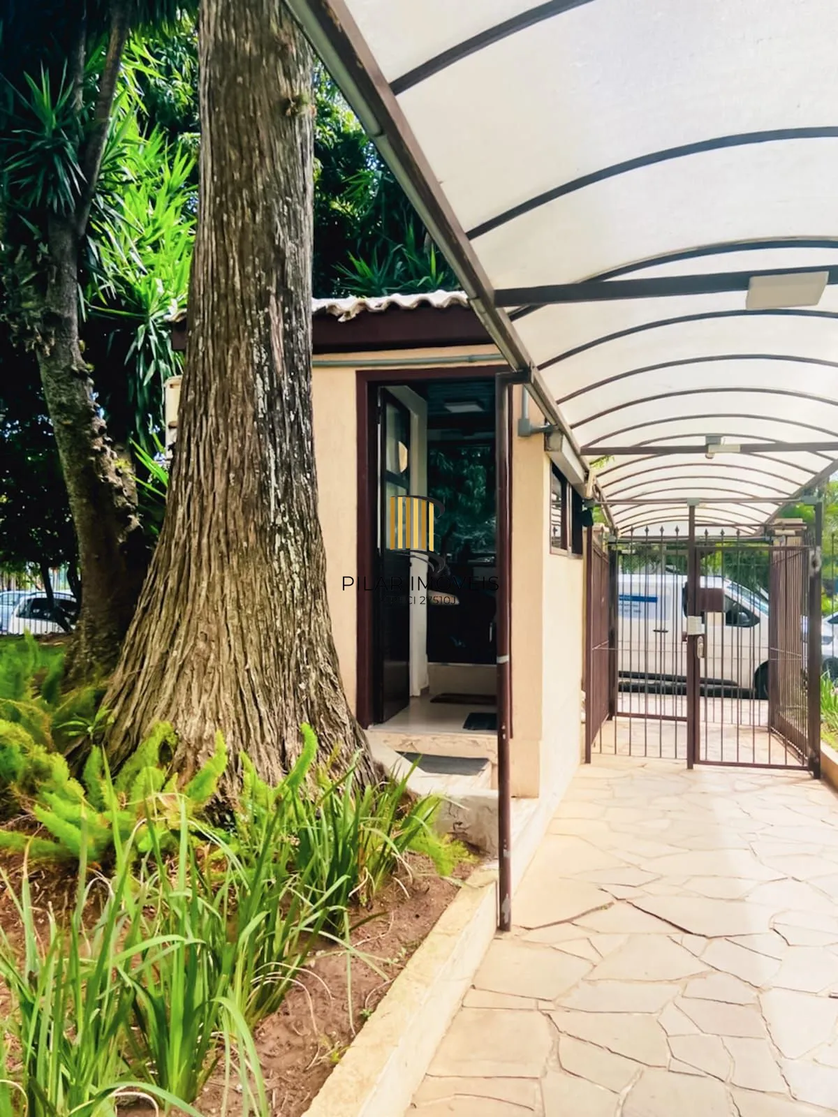 APTO DE 1 DORM, EM ANDAR ALTO, BEM ILUMINADO E AREJADO, COM BOX ROTATIVO. PROXIMO À TERCEIRA PERIMETRAL