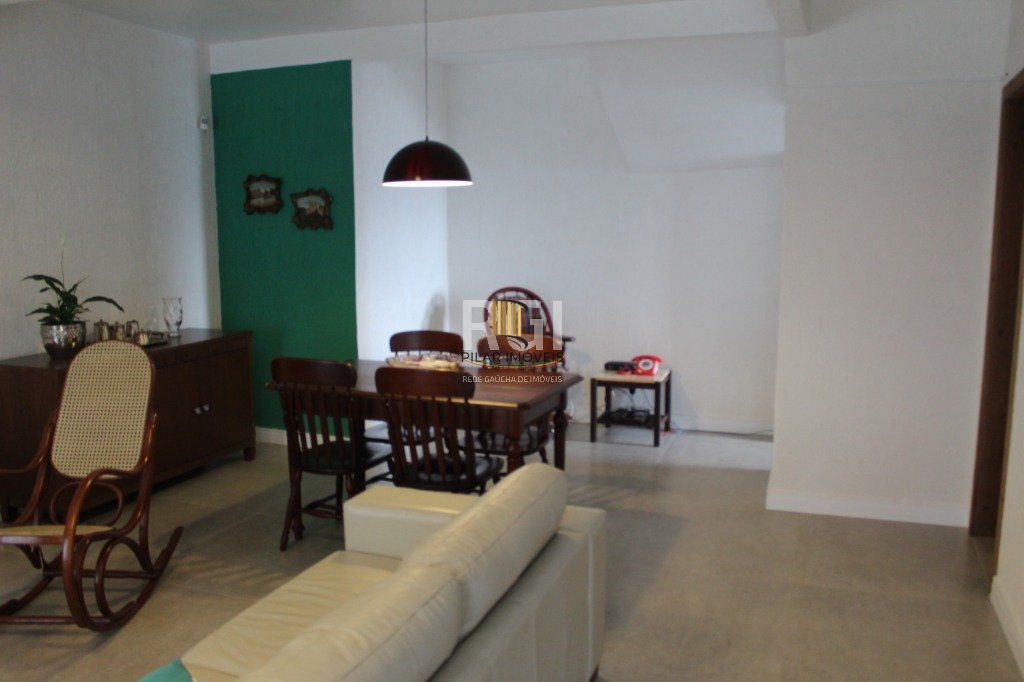 Casa para Venda - 300m², 5 dormitórios, sendo 3 suites, 5 vagas - Teresópolis