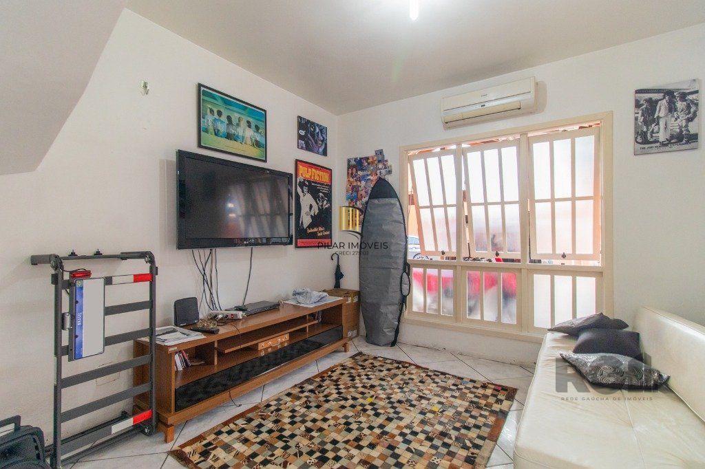 Casa em condoínio com 3 dormitorios, 2 suítes e  duas vagas de garaem no  bairroTeresópolis