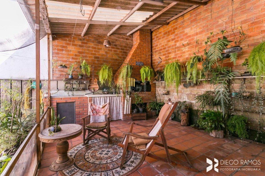 Casa para Venda - 198m², 3 dormitórios, sendo 1 suites, 4 vagas - Petrópolis