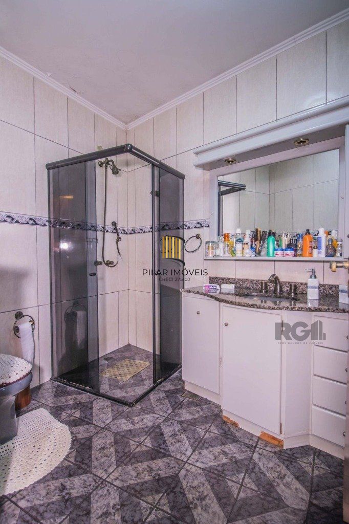 Casa de 329m² - 4 dormitórios, 1 suíte, 6 vagas no bairro Vila Jardim
