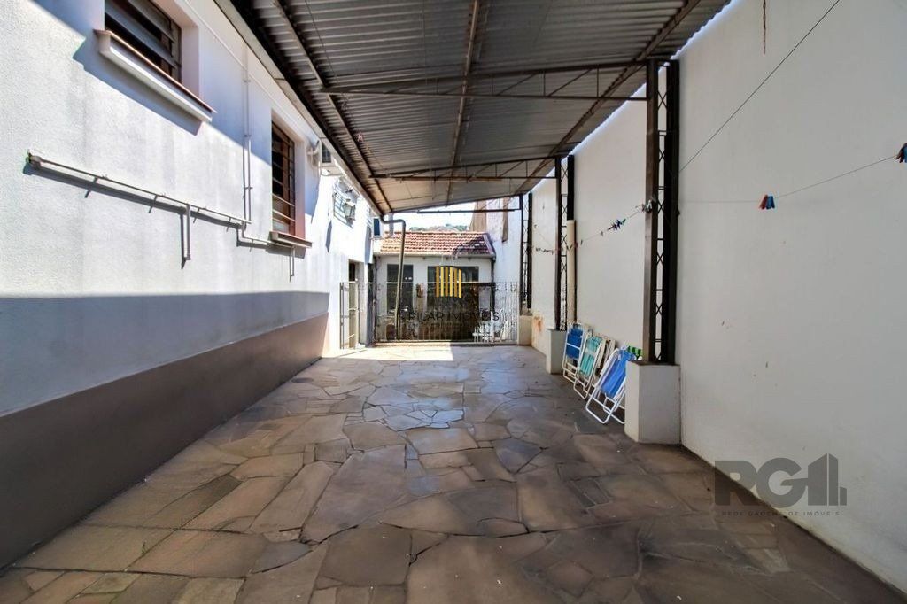 Casa 4 dormitórios, 2 vagas, em rua tranquila próxima a rua Oscar Pereira