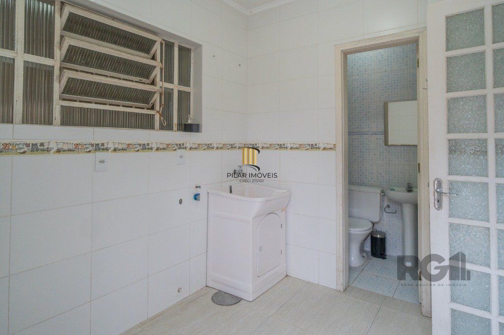 Casa de 214m² com 4 dormitórios, 1 suíte, piscina e 2 vagas no bairro Teresópolis