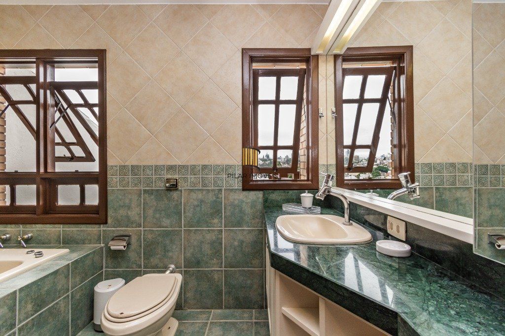 Casa de 484m², 4 dormitórios, 8 vagas no bairro Chácara das Pedras!