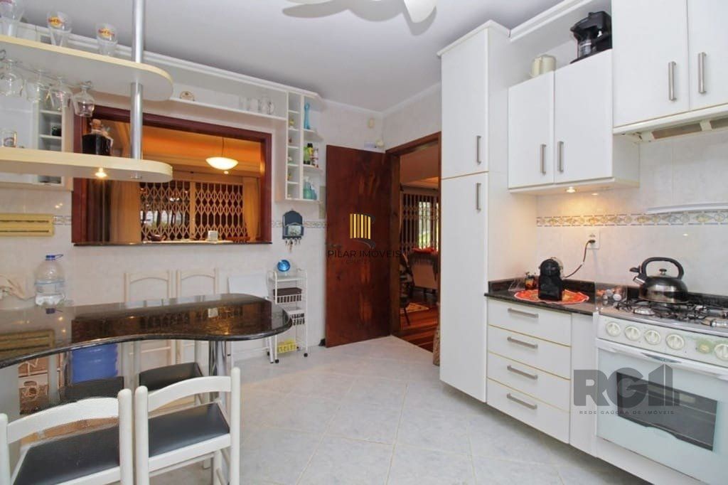 Casa de 275m² - 3 dormitórios e 3 vagas no bairro Coronel Aparício Borges