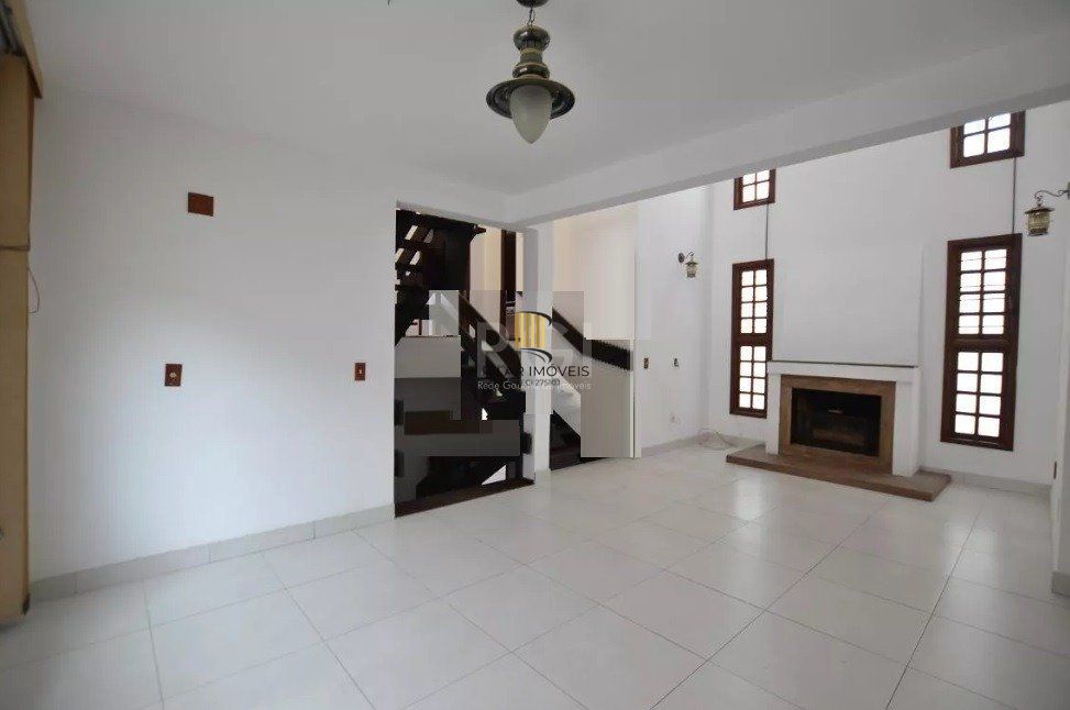 Casa para Venda - 267m², 4 dormitórios, sendo 1 suites, 2 vagas - Tristeza