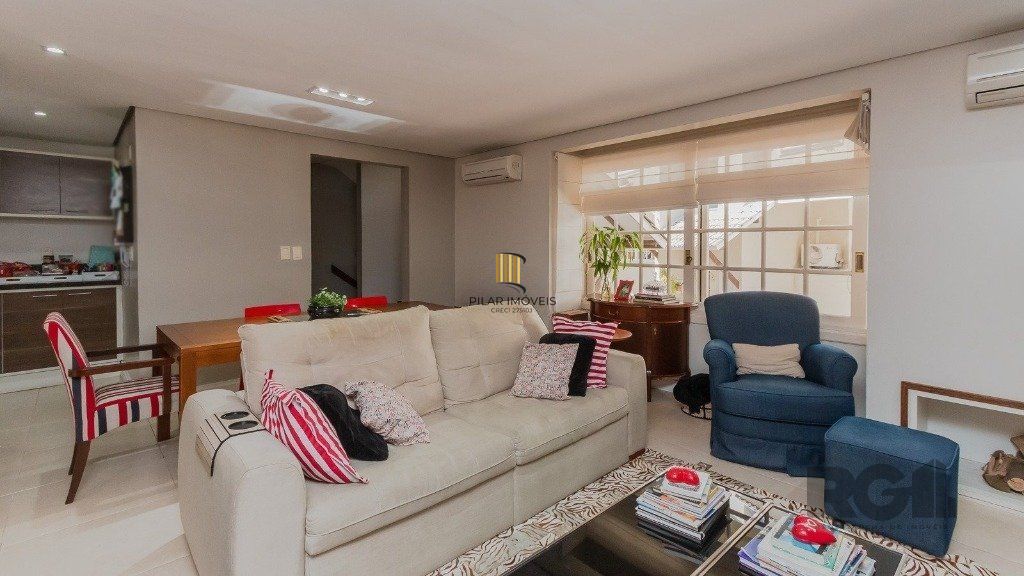 Excelente casa em condomínio de 249m² com 03 dormitórios e 4 vagas.
