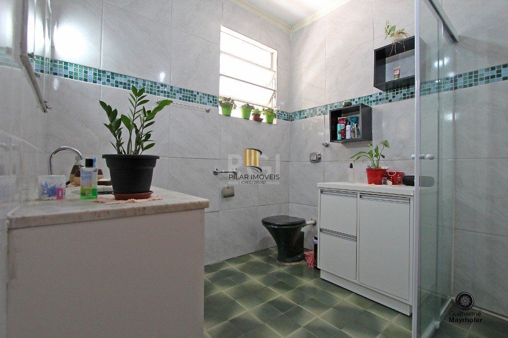 Casa para Venda - 300m², 6 dormitórios, sendo 1 suites, 3 vagas - Menino Deus