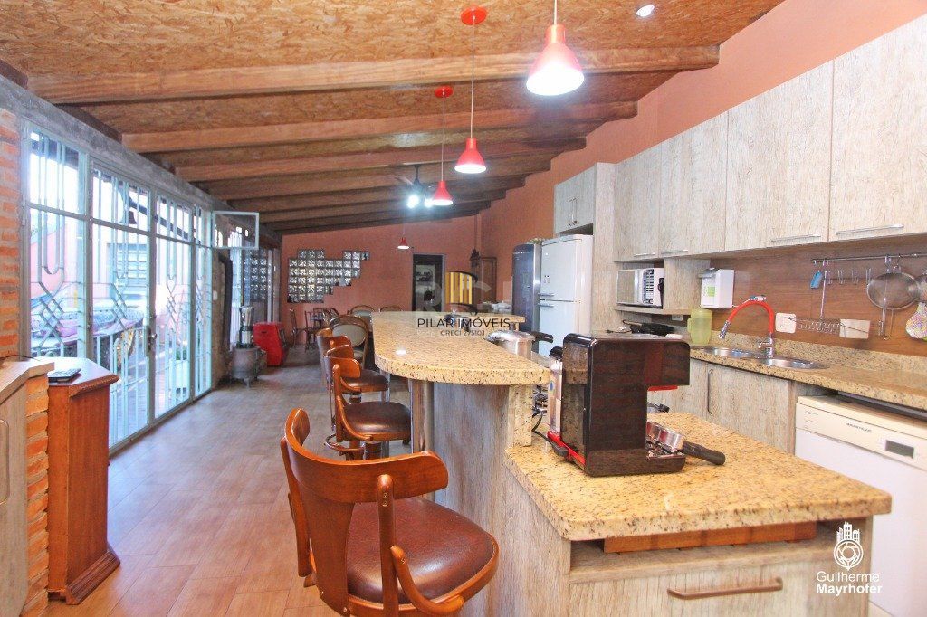 Casa para Venda - 500m², 5 dormitórios, sendo 2 suites, 5 vagas - Menino Deus