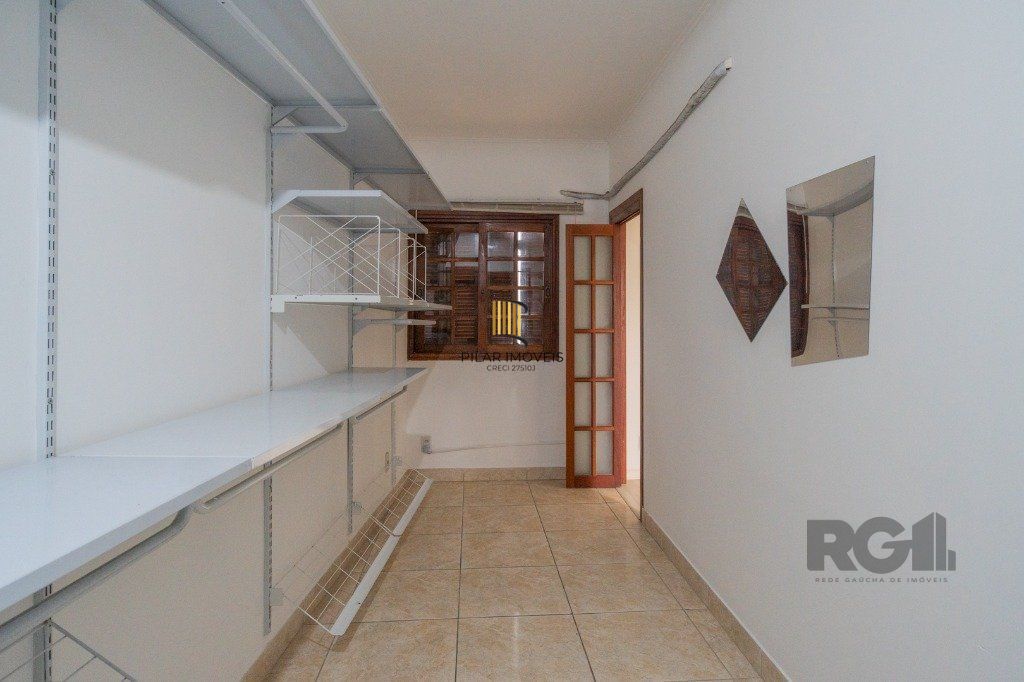 Casa de 214m² com 4 dormitórios, 1 suíte, piscina e 2 vagas no bairro Teresópolis