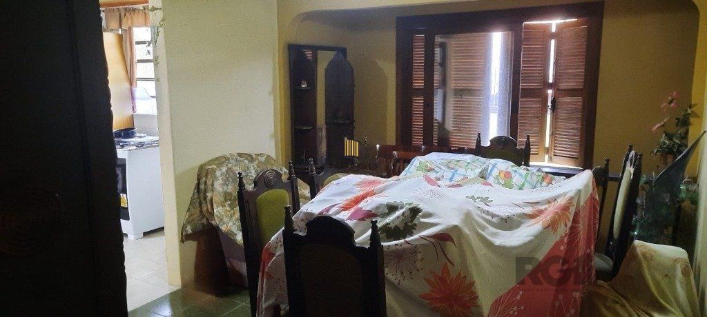 Casa de 4 quartos com 243,58m² no Bairro Lomba do Pinheiro
