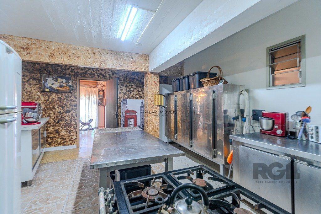 Prédio de 328m² - 4 dormitórios, 2 vagas no bairro Chácara das Pedras