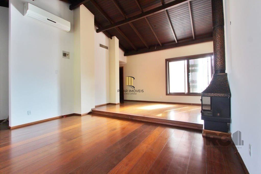 Excelente casa de 324m² com 4 dormitórios e 2 vagas.
