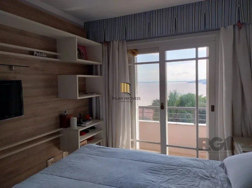 Casa de 307m² - 3 dormitórios, piscina, 4 vagas no bairro Espírito Santo