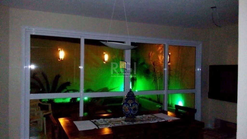 Excelente casa em condominío de 350m² com 03 dormitórios sendo 02 suítes.