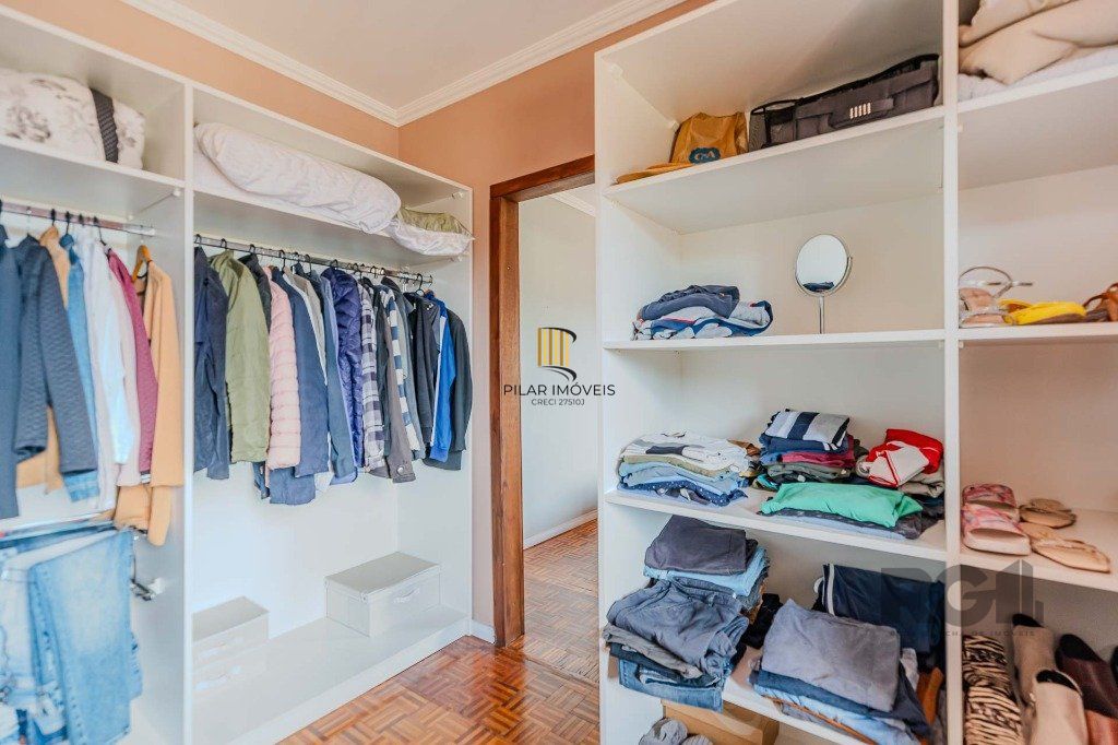 Casa com 234m², 3 dormitórios, 3 vagas no bairro Partenon