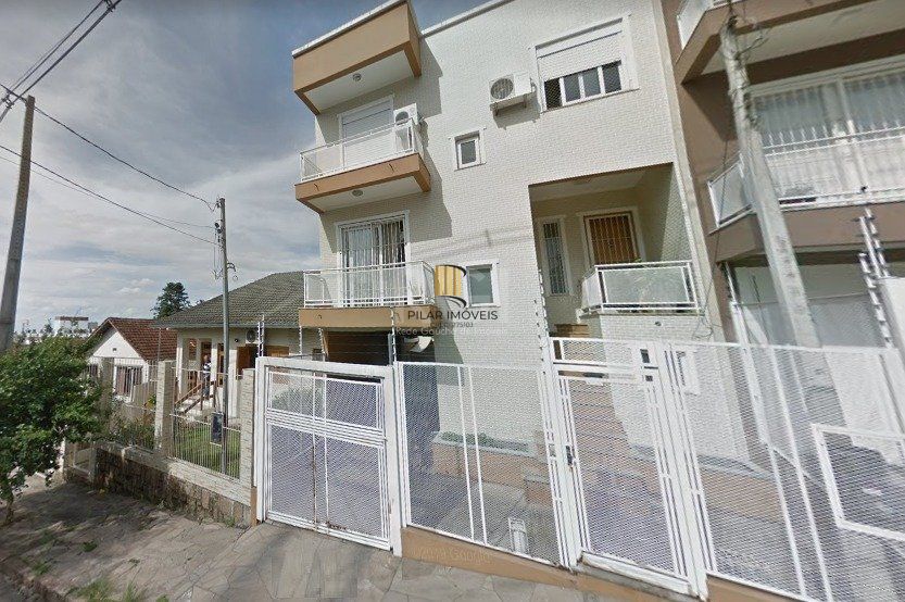 Casa com 03 dormitórios, 01 suíte, pátio com churrasqueira e 03 vagas de garagem no bairro Tristeza