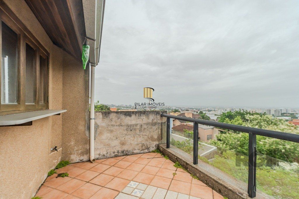 Casa 400m² - 5 dormitórios, 4 vagas no bairro Vila Jardim