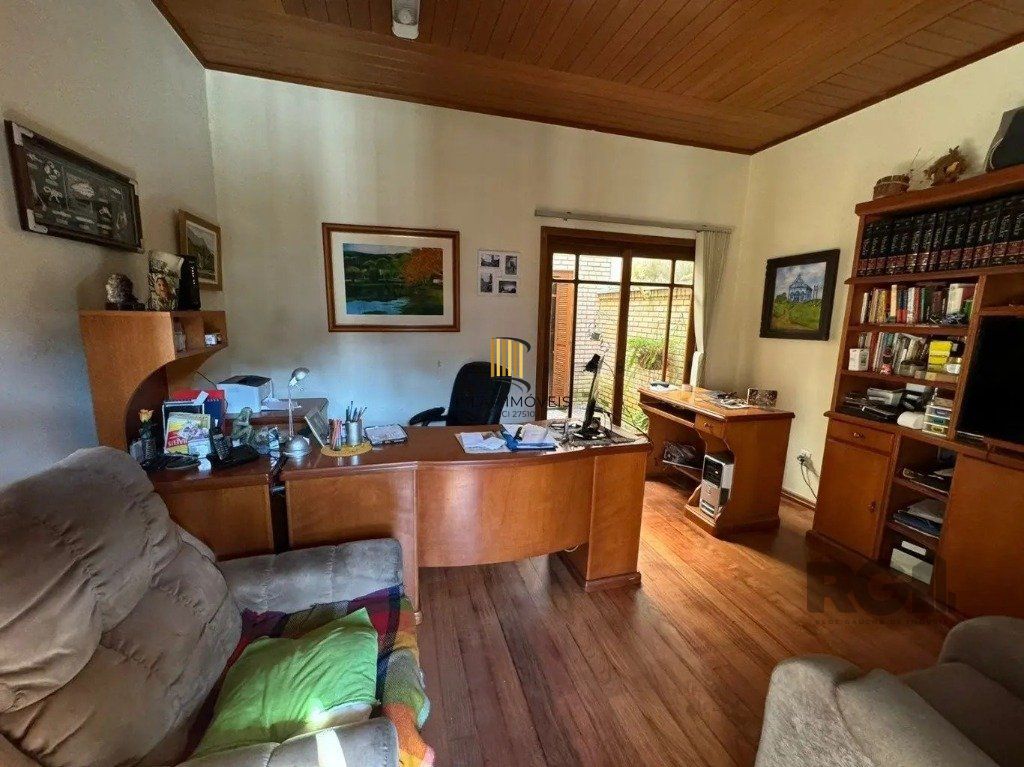 Casa com 4 dormitórios no bairro nonoai