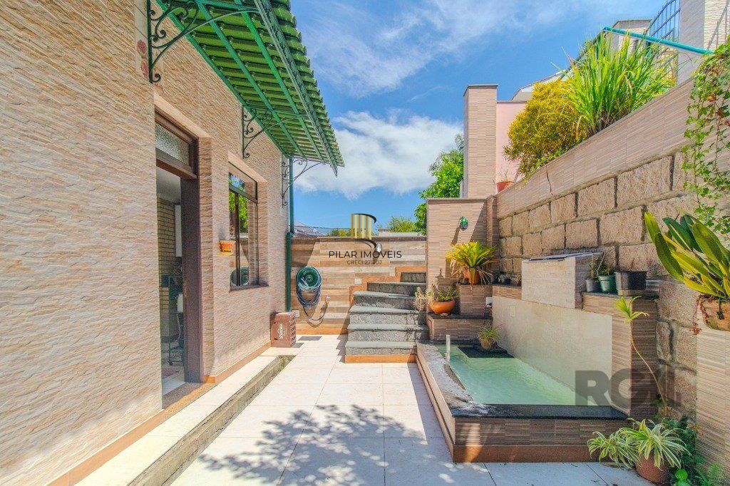 Linda casa de 04 dormitórios com vista livre no Bairro Teresópolis