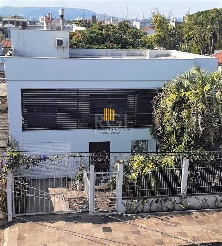 Casa com 233m², 2 dormitórios sendo 1 suíte, living com lareira, espaço gourmet com churrasqueira, pátio e 2 vagas de garagem no bairro Sarandi