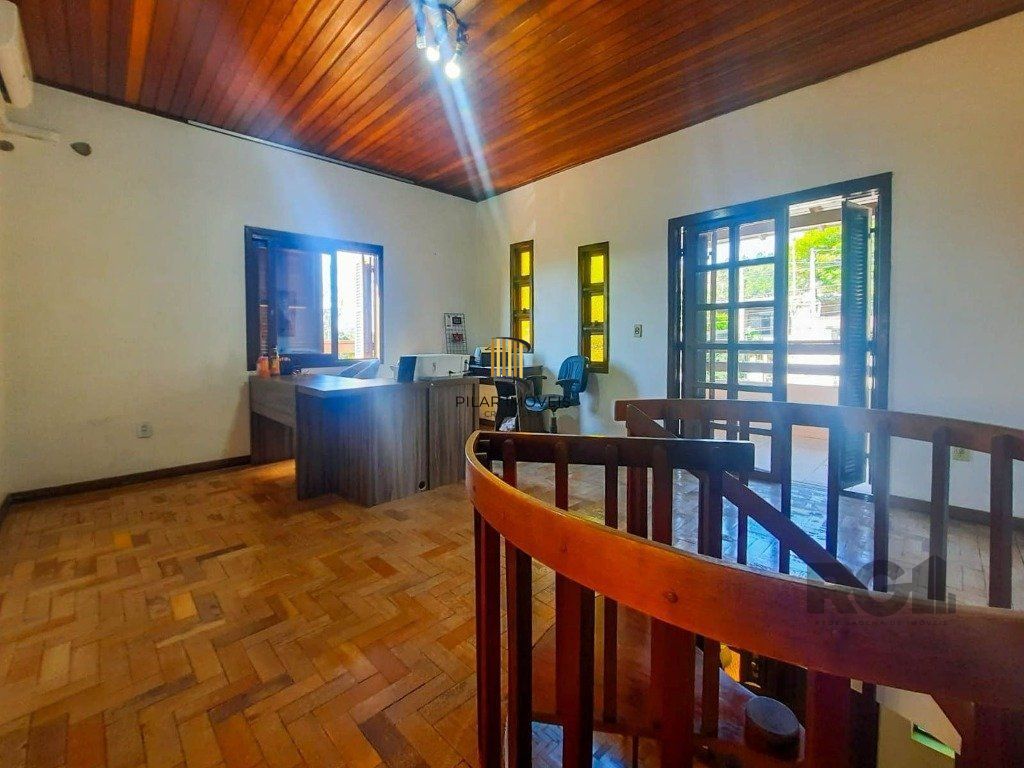 Excelente casa de 240m² com 4 dormitórios e 2 vagas.
