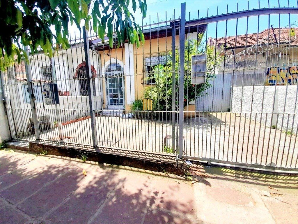 Casa 3 dormitórios no bairro Medianeira