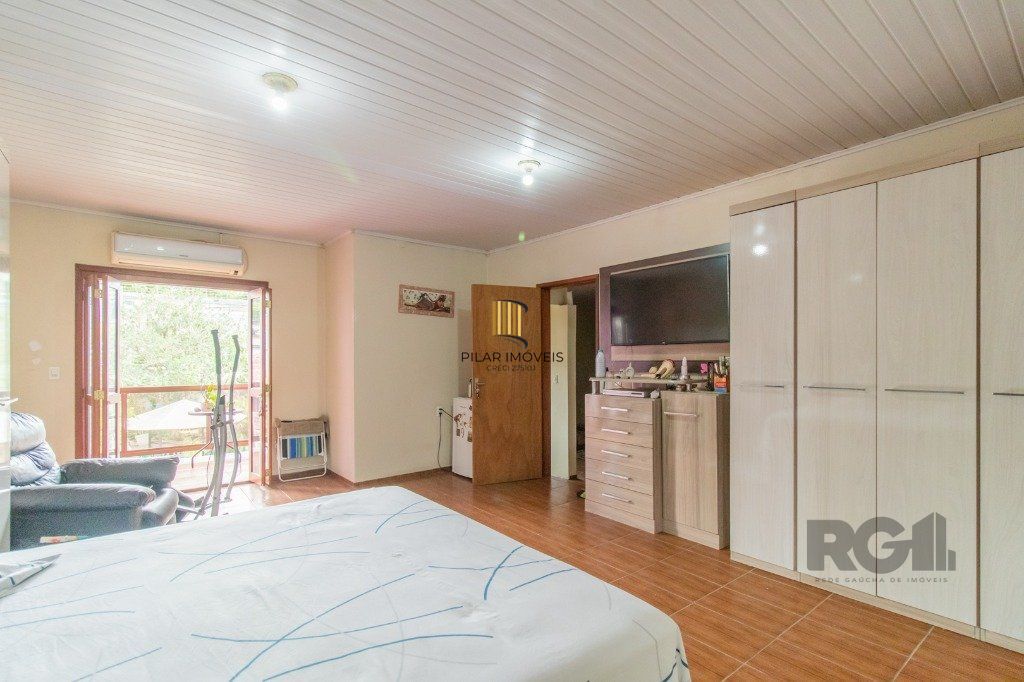 Casa com 3 dormitórios e 3 vagas no bairro Santa Tereza