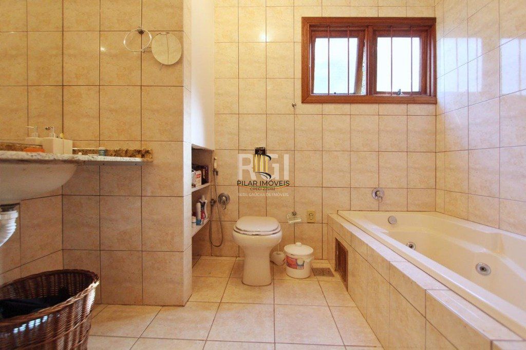 Casa para Venda - 269.06m², 4 dormitórios, sendo 2 suites, 5 vagas - Teresópolis