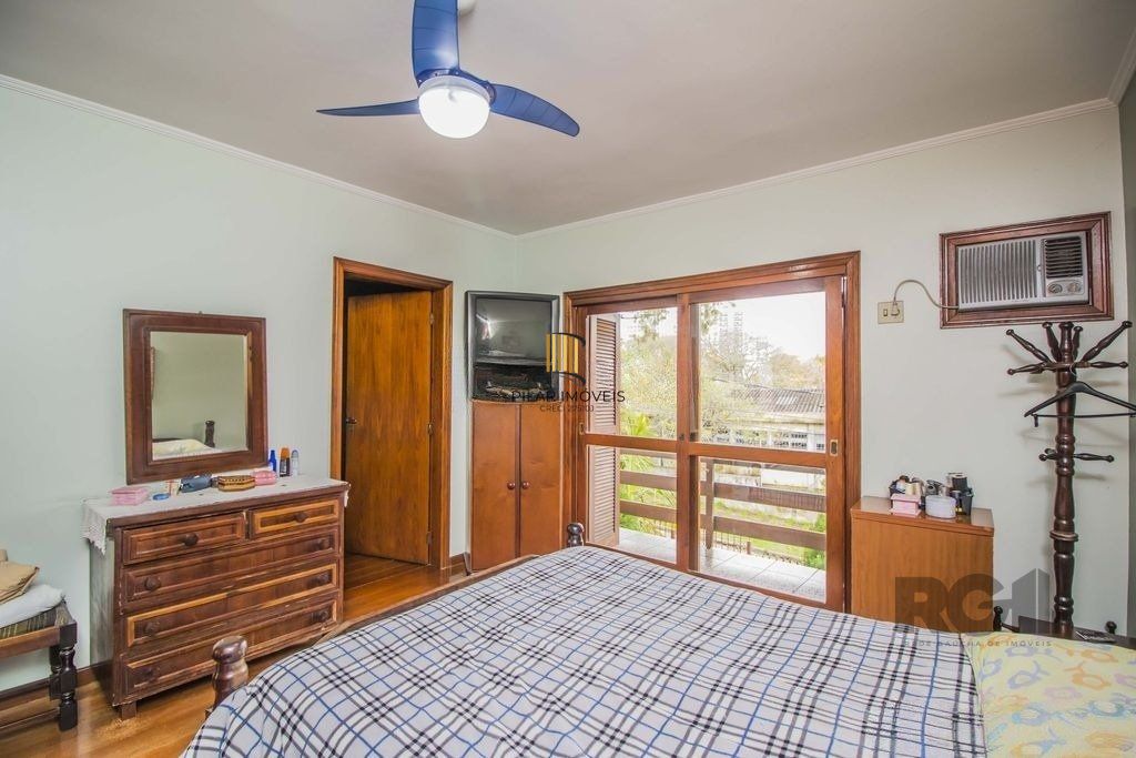Casa de 329m² - 4 dormitórios, 1 suíte, 6 vagas no bairro Vila Jardim