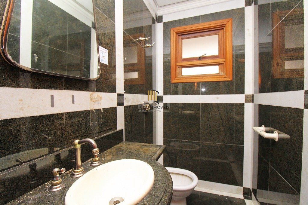 Casa para Venda - 840m², 7 dormitórios, sendo 3 suites, 8 vagas - Medianeira