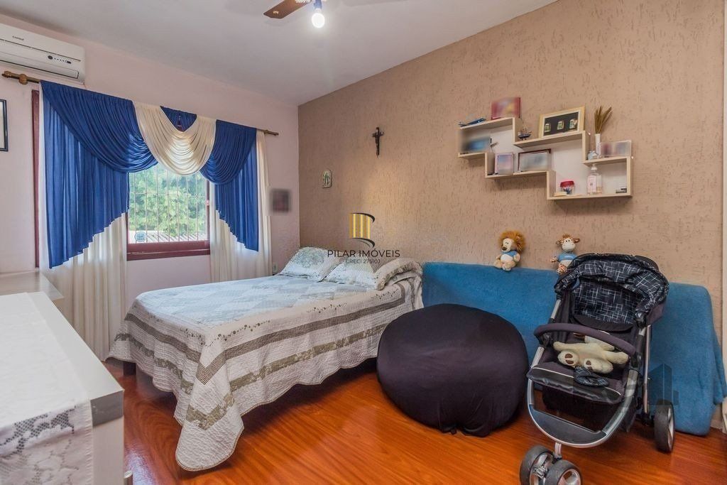 Sobrado de 215m² - 4 dormitórios, 5 vagas no bairro Passo das Pedras