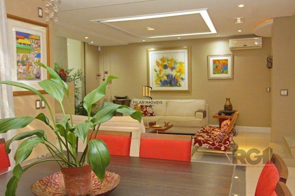 Excelente casa de 330m² com 3 dormitórios, piscina e 3 vagas.
