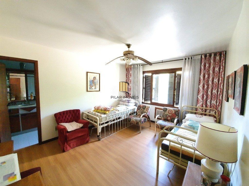 Casa de  333m² com 4 dormitórios, pátio com piscina, espaço gourmet com churrasqueira e 4 vaga de garagem no bairro Passo da Areia