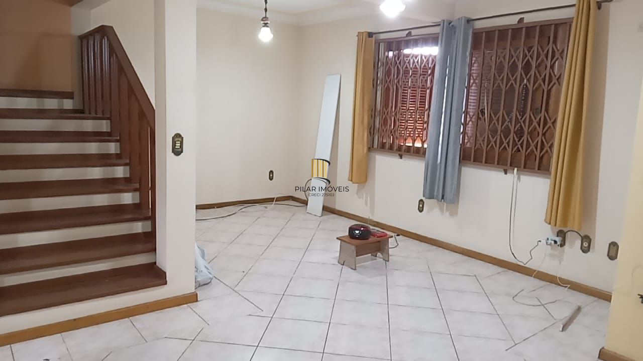 Casa 03 dormitórios, com páteo