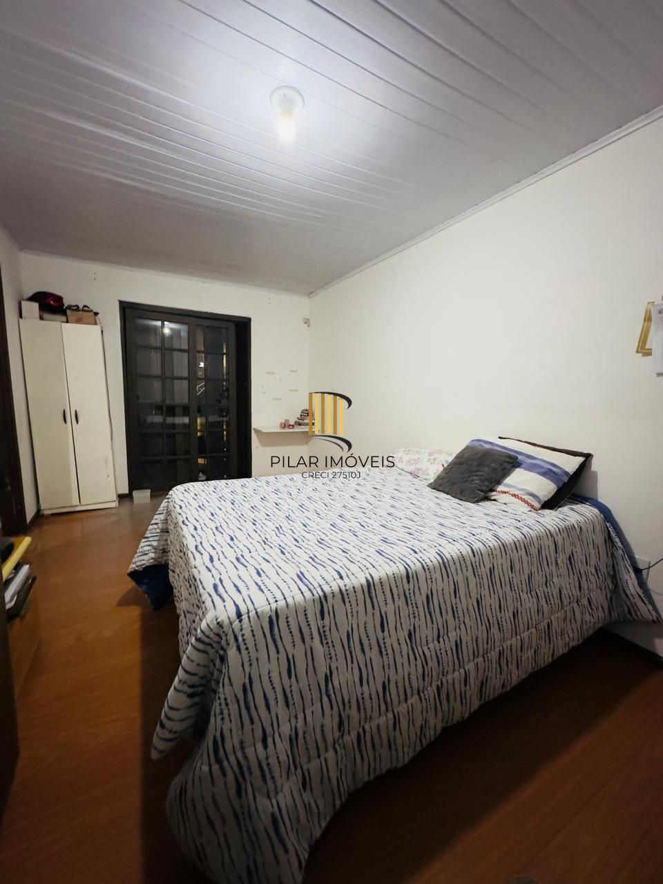 EXCELENTE OPORTUNIDADE DE NEGÓCIO, para Locar ou Morar com a Família. Terreno de 11,00 x 17,60 Com 01 sobrado de 3 dormitório... E outra em madeira 2 dormitórios.