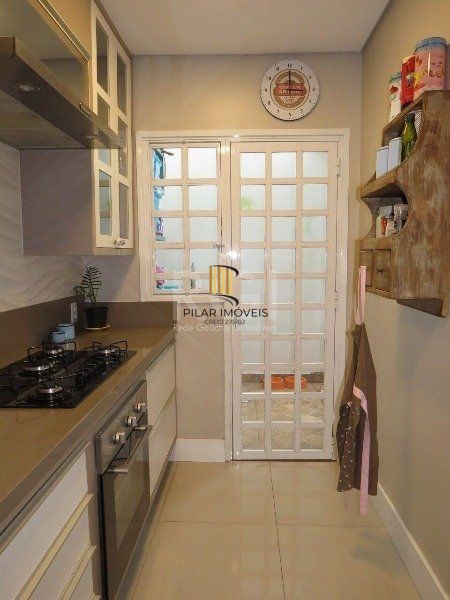 EXCELENTE CASA COM 3 DORMITÓRIOS, 1 SUÍTE E VAGA DE GARAGEM PARA 3 CARROS.