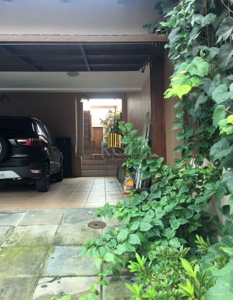 Casa de 270m² - 3 dormitórios, 1 suíte, churrasqueira, pátio e 3 vagas de garagem