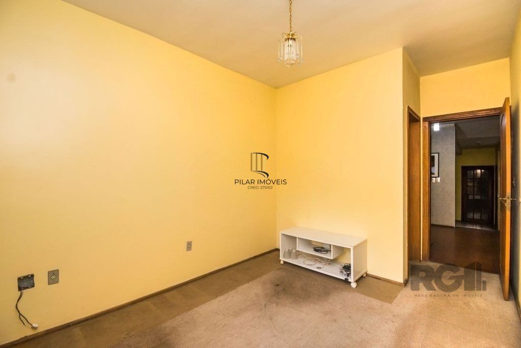 Excelente casa de 354m² com 5 dormitórios e 8 vagas.