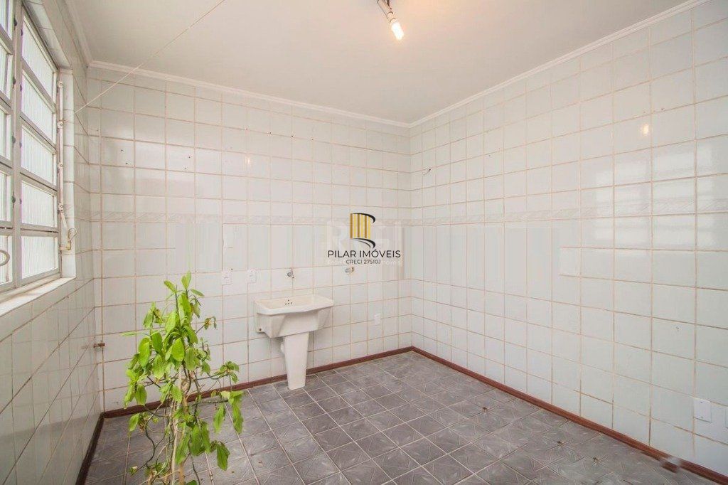 Casa para Venda - 440m², 3 dormitórios, sendo 2 suites, 2 vagas - Cidade Baixa