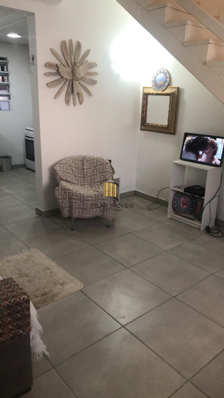 Casa Condominio em Porto Alegre, no bairro Humaitá, com 2 dormitório(s), e 2 banheiros, à venda.