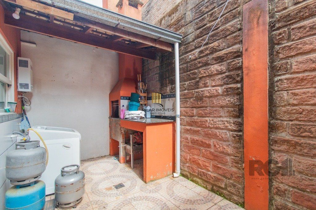 Casa em condoínio com 3 dormitorios, 2 suítes e  duas vagas de garaem no  bairroTeresópolis