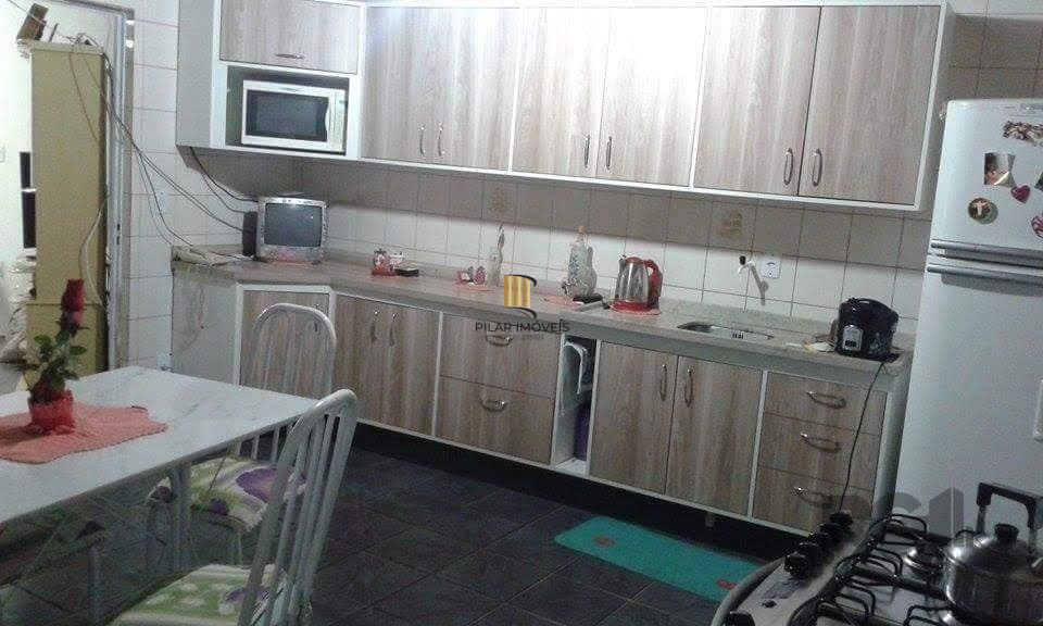 Casa de 3 dormitórios, no bairro Lomba do Pinheiro