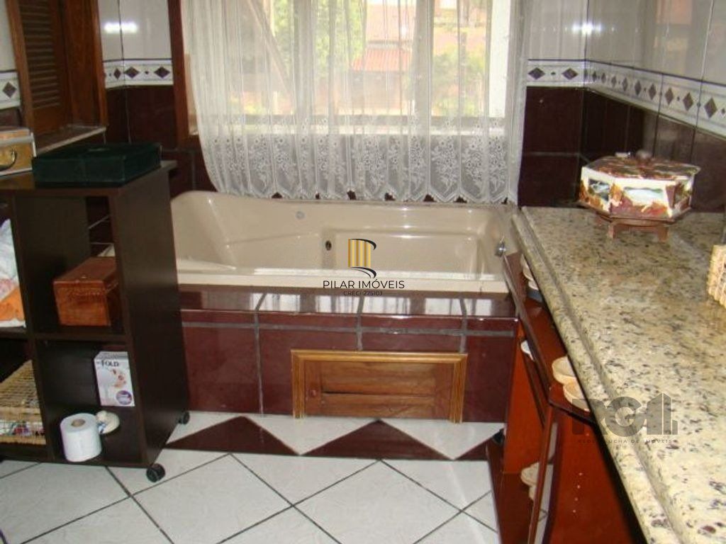 Casa de 370m² - 4 dormitórios, 2 suítes e 4 vagas de garagem no bairro Espírito Santo