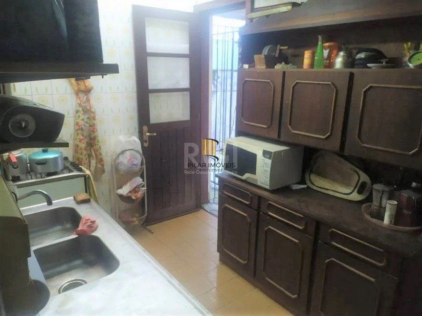 Casa com 03 dormitórios, churrasqueira, pátio com piscina e 5 vagas de garagem no bairro Menino Deus