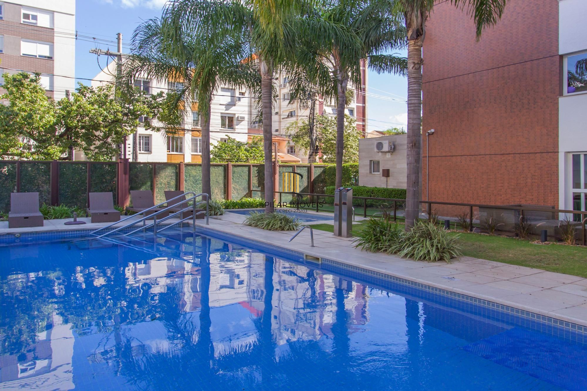 Apartamento de 02 dormitorios, suite, vaga garagem com vista livre no bairro Menino Deus-Porto Alegre.