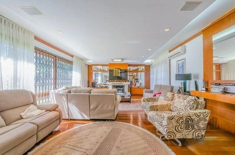 Casa 221m² - 3 dormitórios, 1 suíte, 4 vagas de garagem no bairro Vila Assunção