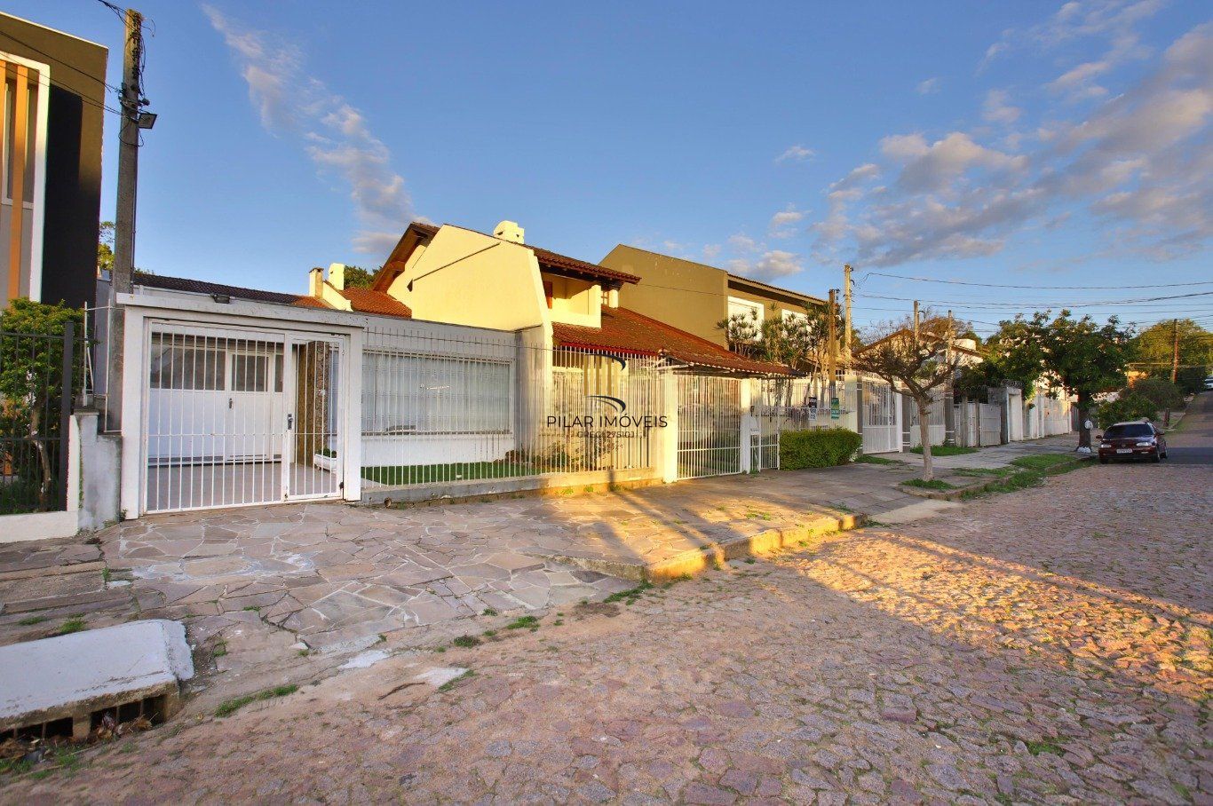 Casa com Edícula nos fundos, total de 5 dormitórios no Bairro gloria.