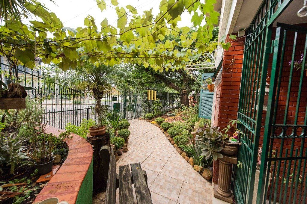 Casa para Venda - 317m², 5 dormitórios, sendo 1 suites, 2 vagas - Teresópolis