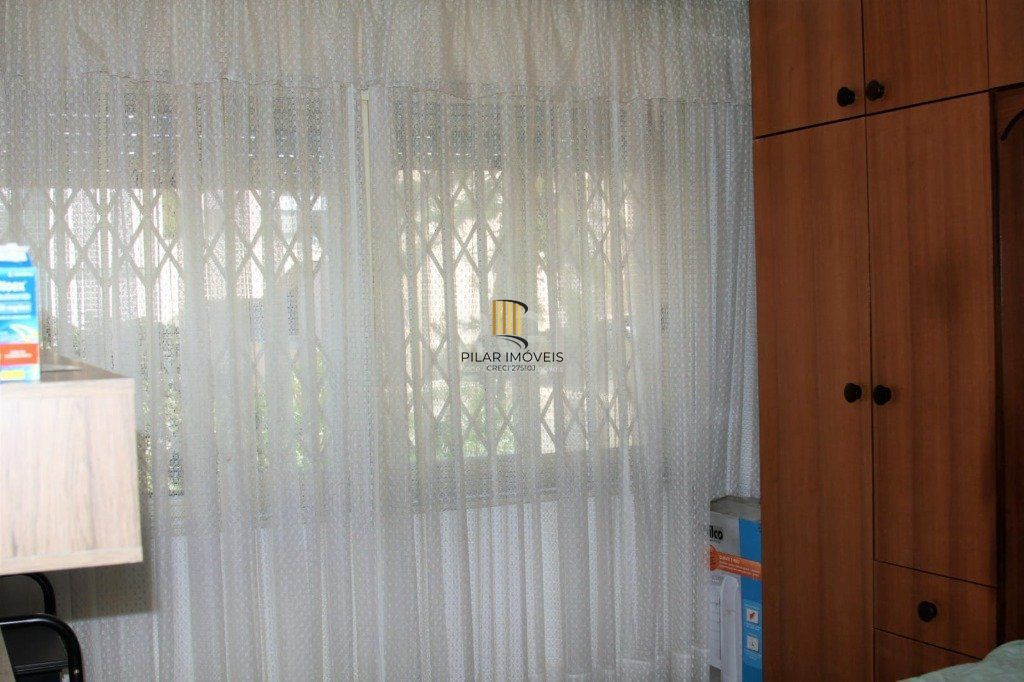 Apartamento com 03 dormitórios, churrasqueira e vaga de garagem no Menino Deus